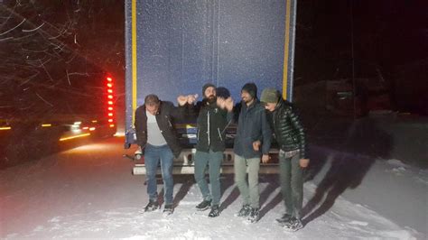 E­r­z­i­n­c­a­n­­d­a­,­ ­s­o­ğ­u­k­ ­h­a­v­a­d­a­ ­t­ı­r­ ­s­ü­r­ü­c­ü­l­e­r­i­ ­h­a­l­a­y­ ­ç­e­k­e­r­e­k­ ­ı­s­ı­n­m­a­y­a­ ­ç­a­l­ı­ş­t­ı­